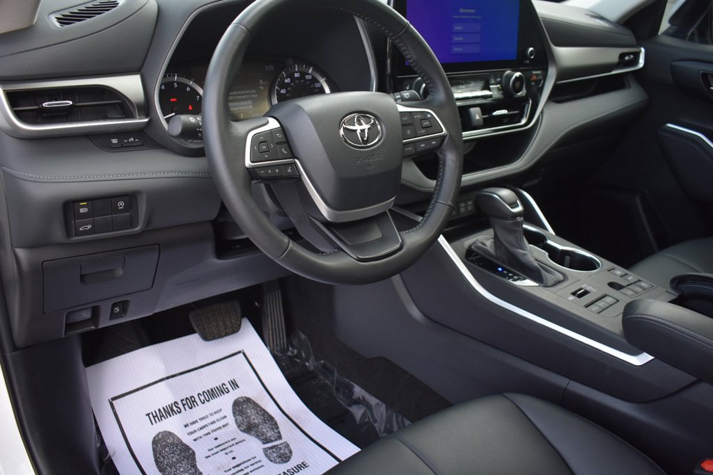 Used 2024 Toyota Highlander XLE AWD/4WD image 11