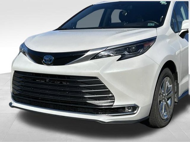 Used 2024 Toyota Sienna Platinum AWD/4WD image 9