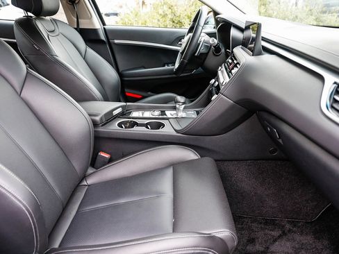 Used 2025 Genesis G70 2.5T image 16