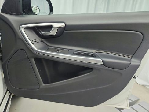 Used 2016 Volvo V60 T5 Cross Country image 26