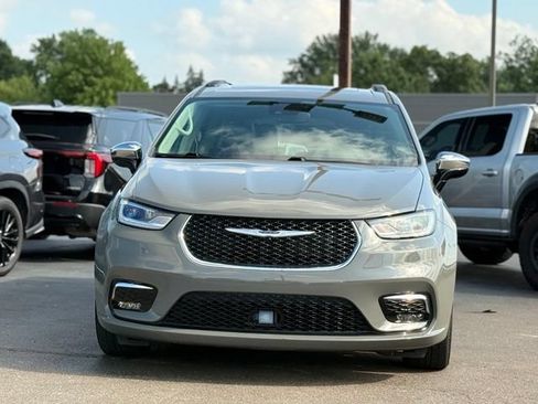 Used 2023 Chrysler Pacifica Limited FWD image 35