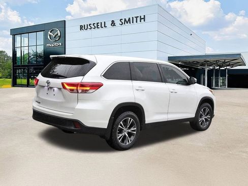 Used 2019 Toyota Highlander LE FWD image 4