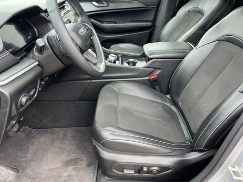 Used 2025 Jeep Grand Cherokee Altitude image 19