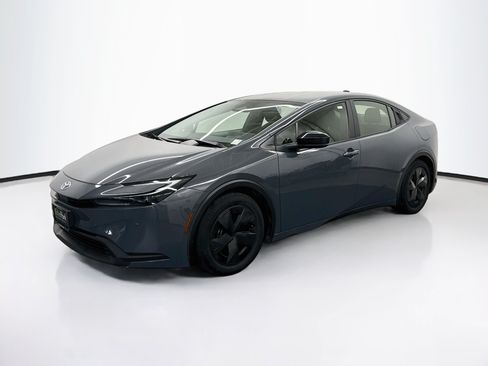 Used 2025 Toyota Prius LE FWD image 3