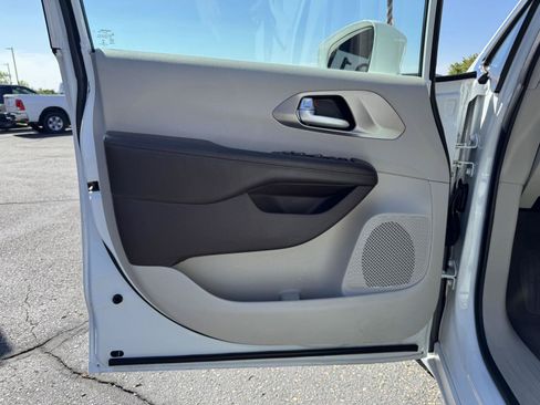 Used 2017 Chrysler Pacifica Touring-L FWD image 12