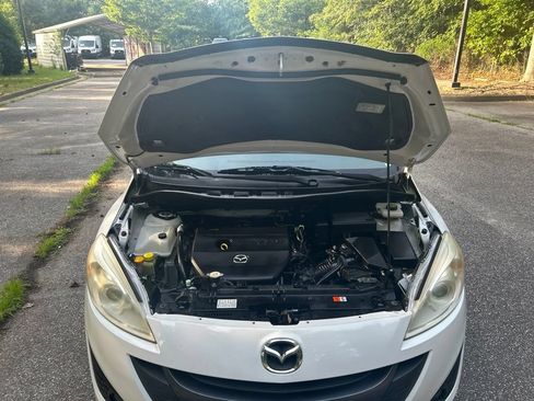 Used 2012 MAZDA MAZDA5 Touring w/ Moonroof & Audio Pkg FWD image 12