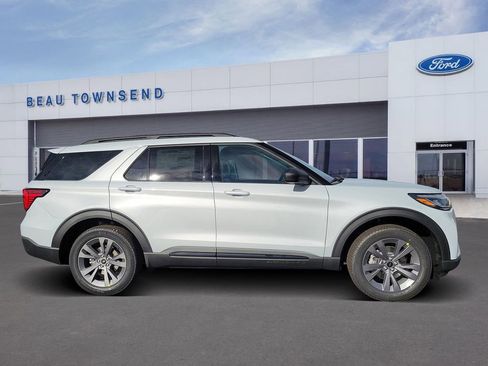 New 2026 Ford Explorer Active w/ Active Comfort Package image 3