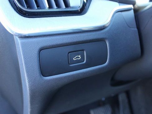 Used 2025 Volvo XC60 B5 Plus image 16