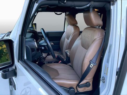 Used 2017 Jeep Wrangler Unlimited Sahara AWD/4WD image 7