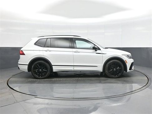 Used 2022 Volkswagen Tiguan SE R-Line image 8