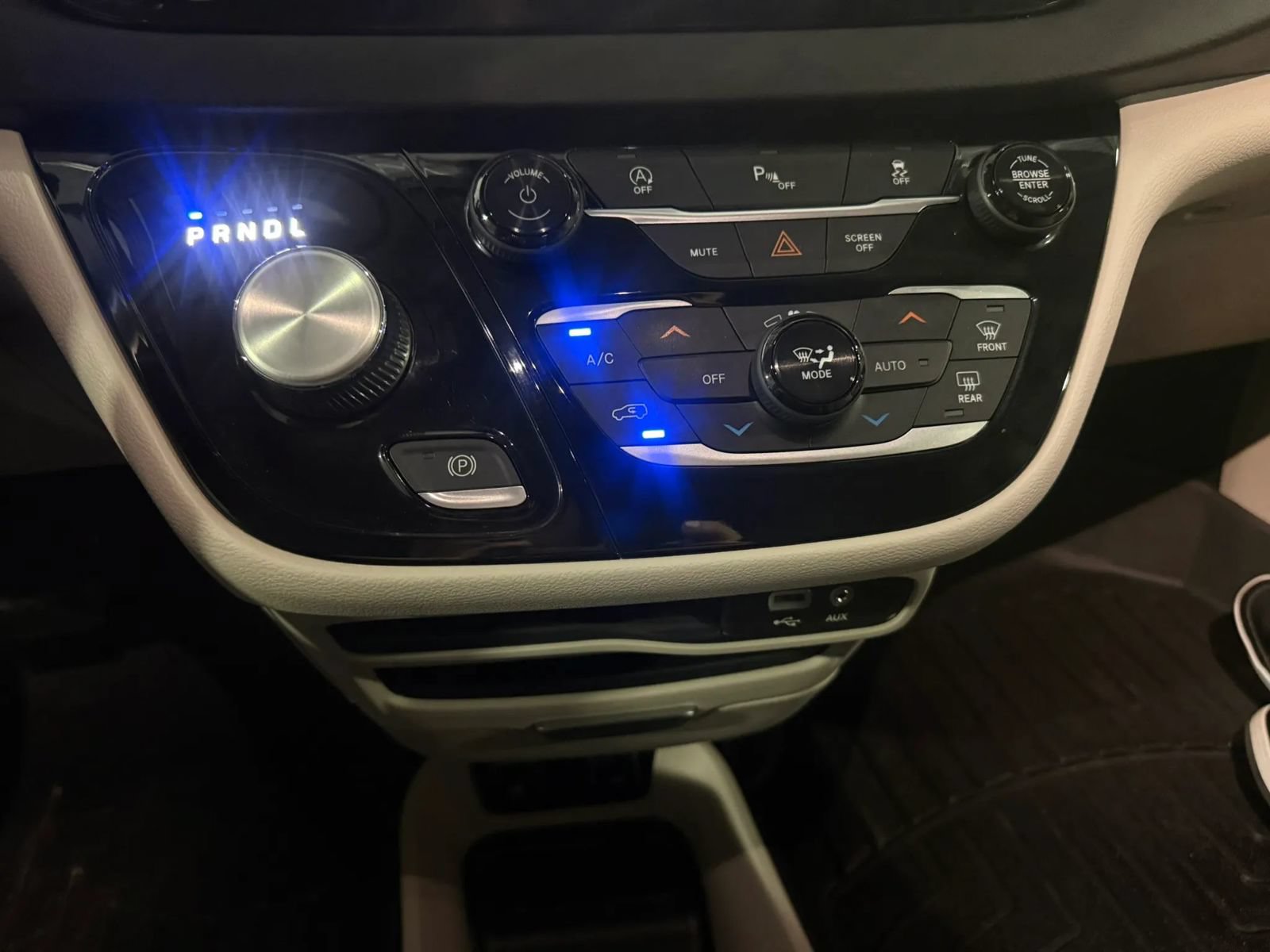 Used 2018 Chrysler Pacifica Touring-L FWD image 37