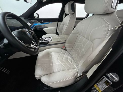 Used 2023 BMW 760i xDrive image 28