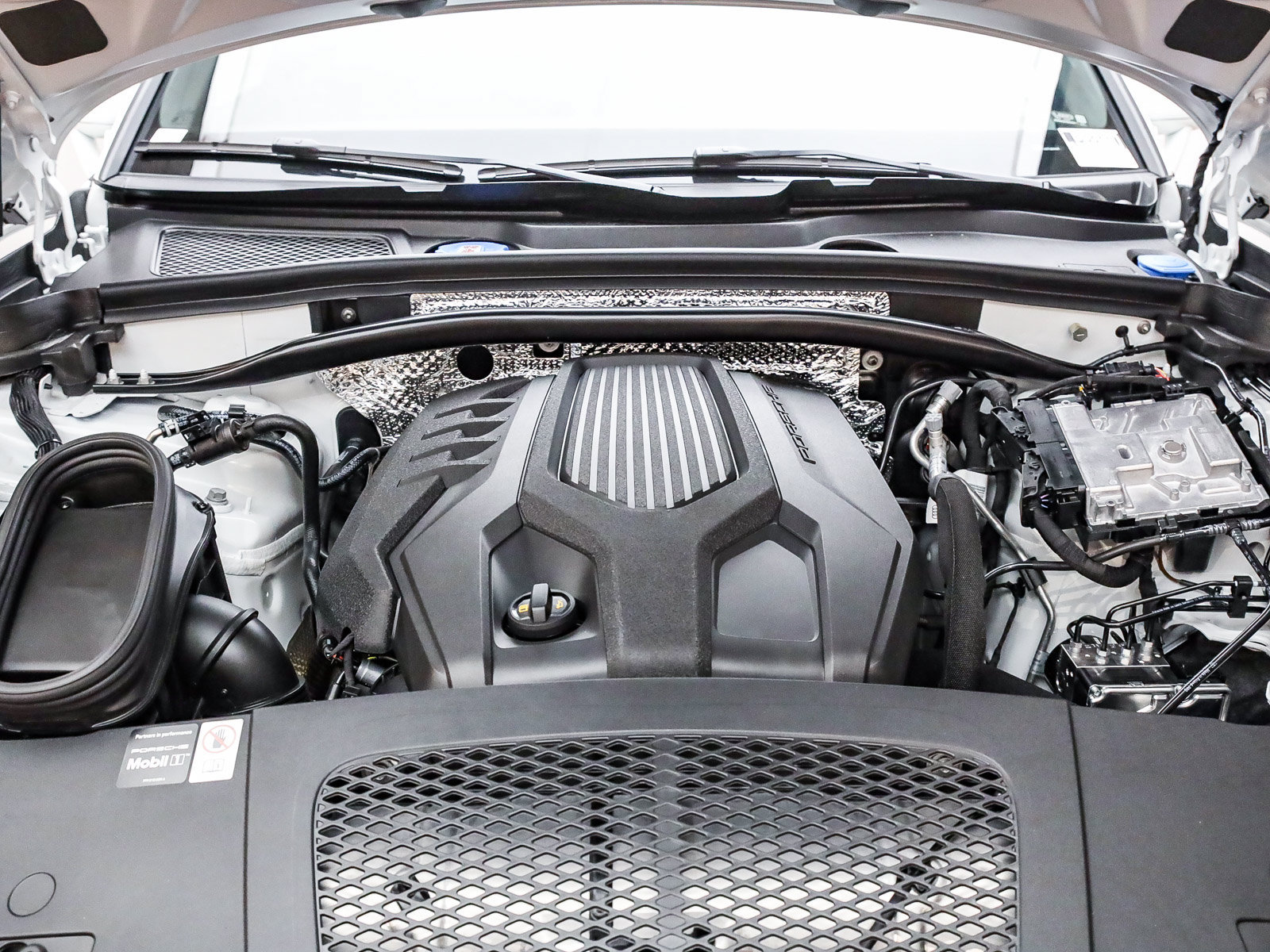 Certified 2026 Porsche Macan AWD/4WD image 32