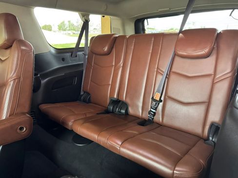 Used 2017 Cadillac Escalade ESV Luxury image 22