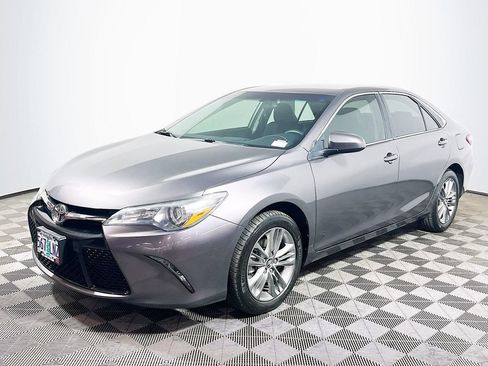 Used 2017 Toyota Camry SE FWD image 3