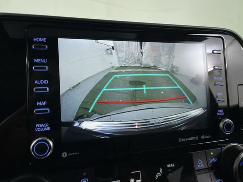 Used 2021 Toyota Highlander XLE image 16