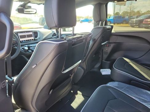 New 2026 Chrysler Pacifica Limited image 10
