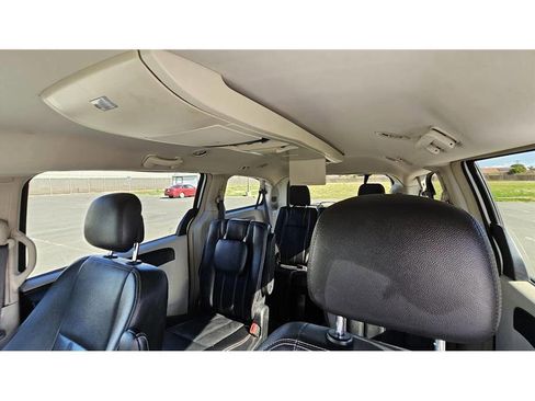 Used 2015 Chrysler Town & Country Touring image 32