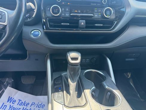 Used 2022 Toyota Highlander XLE AWD/4WD image 11
