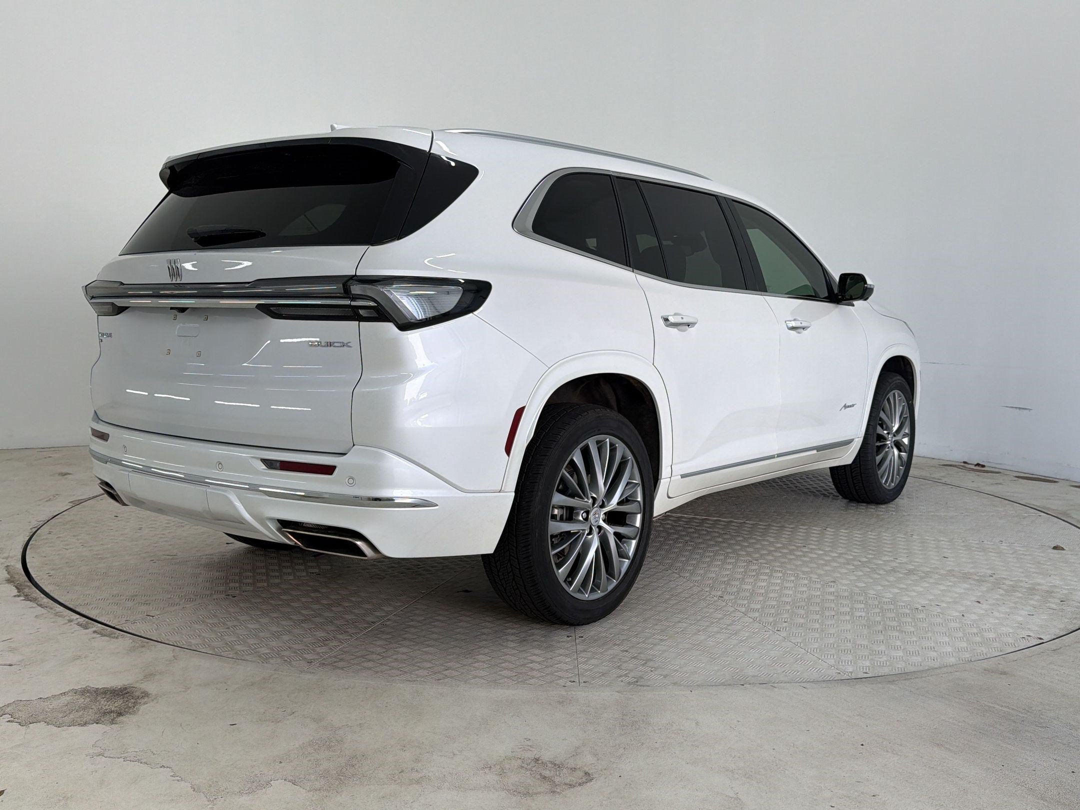 Used 2025 Buick Enclave Avenir AWD/4WD image 9