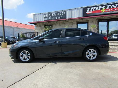 Used 2017 Chevrolet Cruze LT FWD image 2