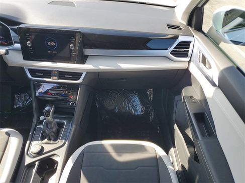 New 2026 Volkswagen Taos SE image 14