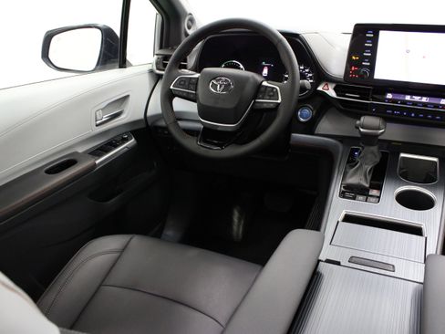 Used 2023 Toyota Sienna XSE w/ XSE Plus Package AWD/4WD image 33