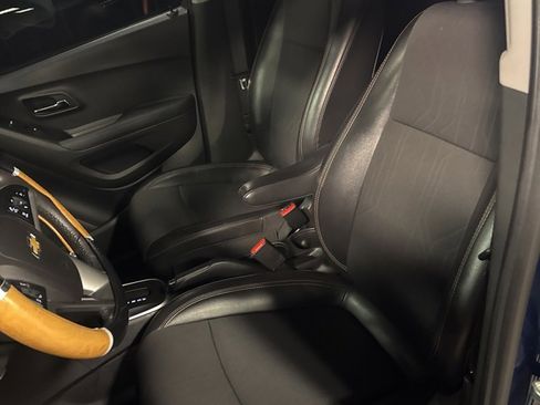 Used 2020 Chevrolet Trax LT w/ LT Convenience Package image 10