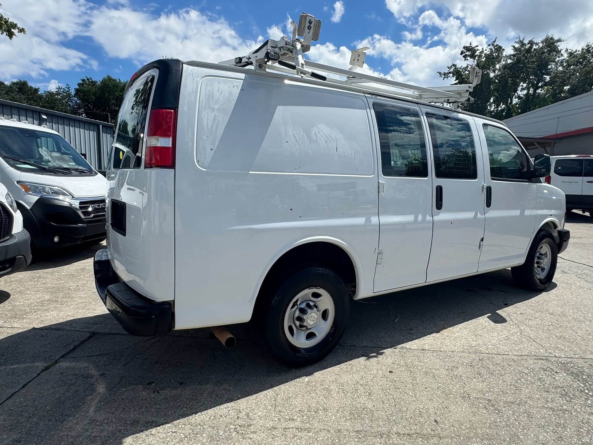 Used 2018 Chevrolet Express 2500 w/ Driver Convenience Package RWD image 11