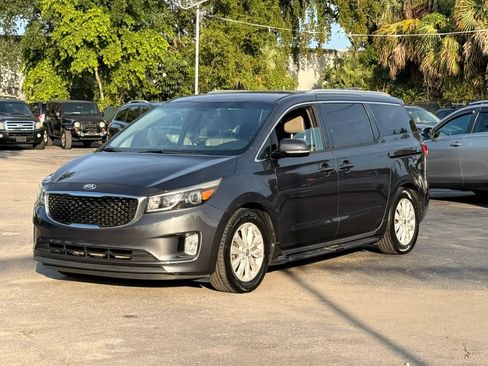 Used 2016 Kia Sedona EX FWD image 3