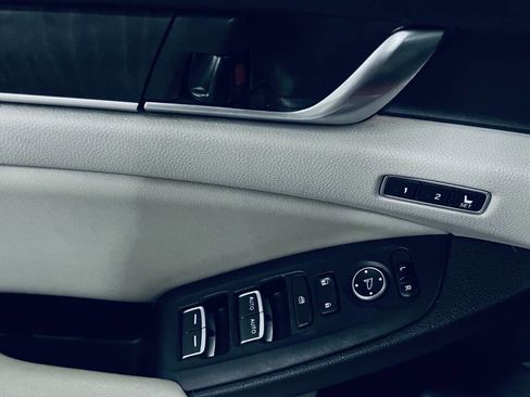 Used 2019 Honda Accord Touring image 38