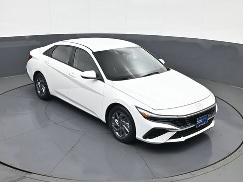 Certified 2024 Hyundai Elantra SEL FWD image 16