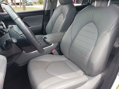 Used 2023 Toyota Highlander XLE FWD image 10
