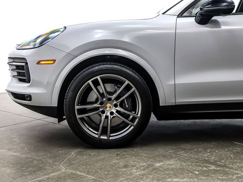 Used 2023 Porsche Cayenne Platinum Edition image 11