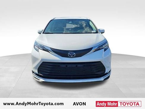 Used 2023 Toyota Sienna XLE image 3