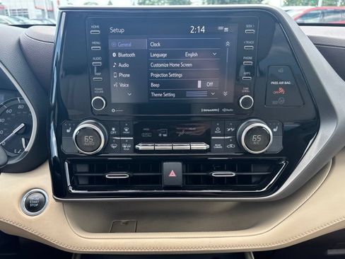 Used 2021 Toyota Highlander XLE AWD/4WD image 13