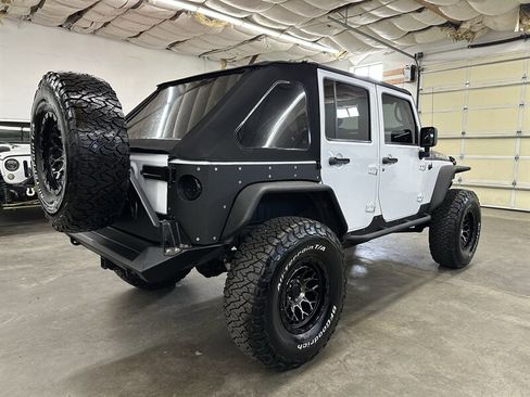 Used 2014 Jeep Wrangler Unlimited Rubicon w/ Max Tow Package AWD/4WD image 3