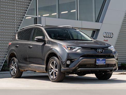 Used 2018 Toyota RAV4 XLE AWD/4WD image 1