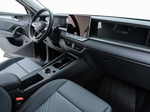 New 2026 Volkswagen Tiguan SE image 33