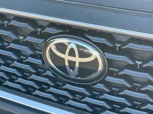 Used 2025 Toyota Corolla Cross XLE FWD image 33