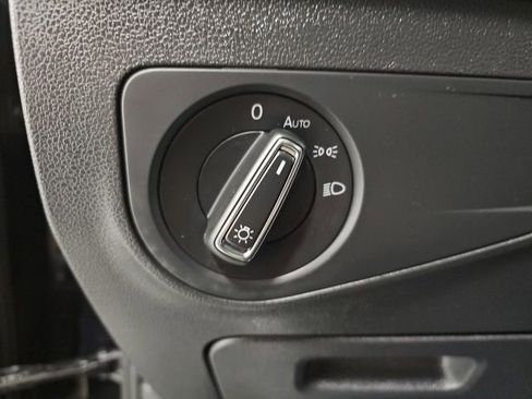 Used 2023 Volkswagen Tiguan SE w/ Panoramic Sunroof Package image 16