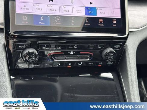 Used 2023 Jeep Grand Cherokee Limited AWD/4WD image 31
