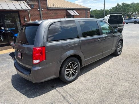 Used 2019 Dodge Grand Caravan SE FWD image 4