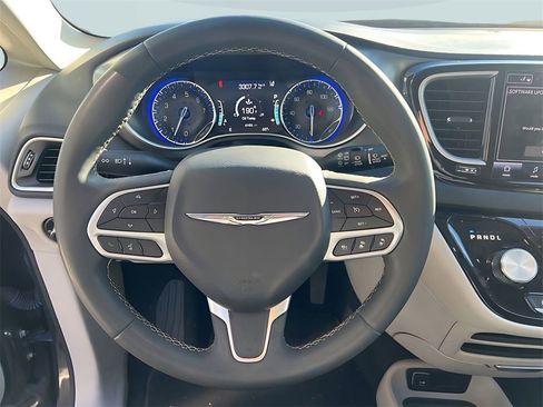 Used 2023 Chrysler Pacifica Touring-L image 14