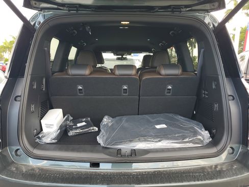 New 2025 Nissan Armada SL w/ Captain's Chari Seat Package image 9