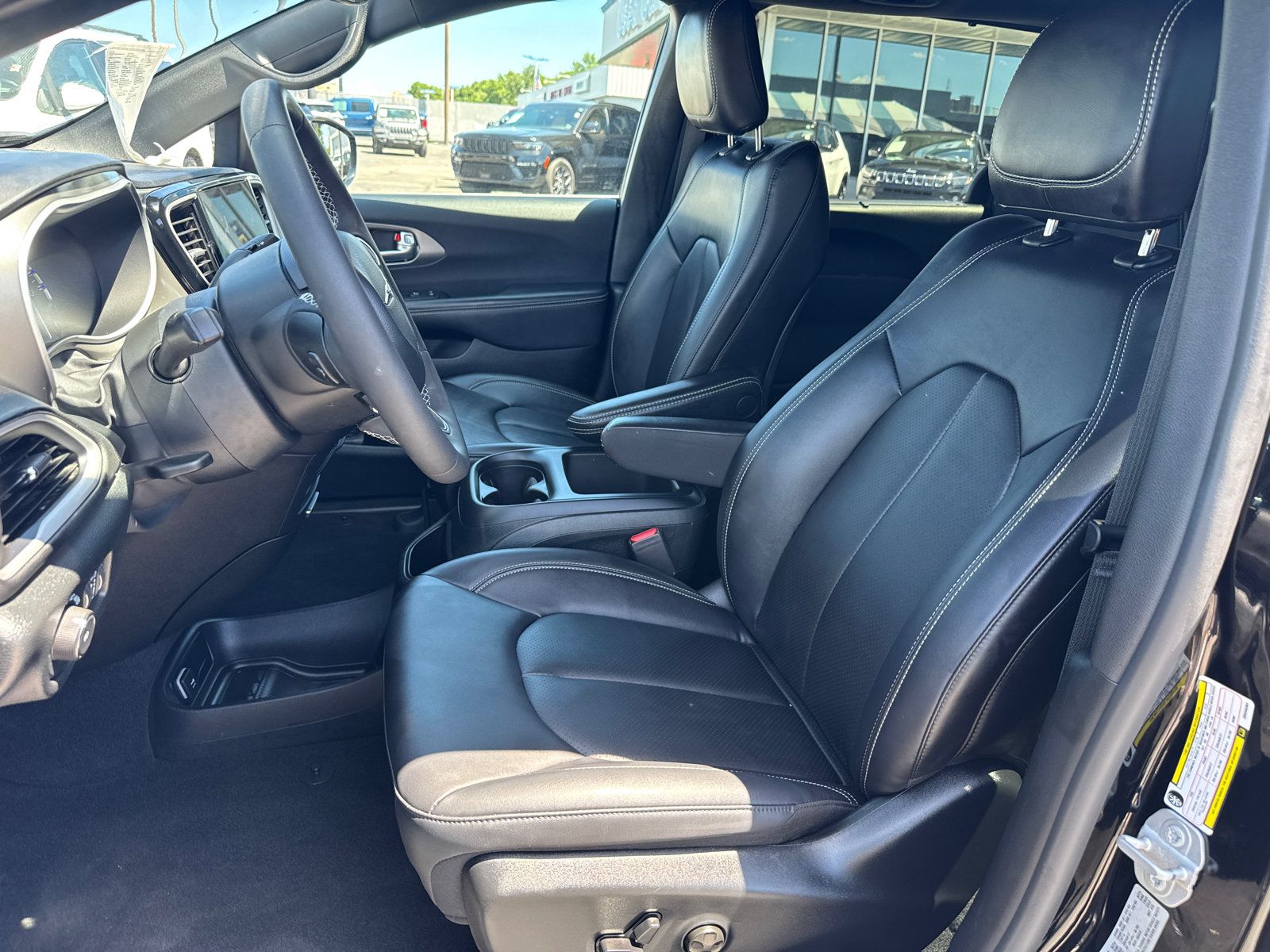 Used 2025 Chrysler Pacifica Select FWD image 9