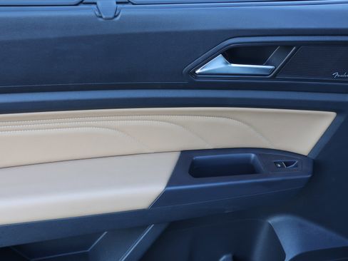 Used 2021 Volkswagen Atlas Cross Sport SEL Premium image 32