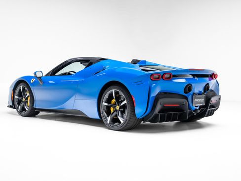 Used 2024 Ferrari SF90 Spider image 33