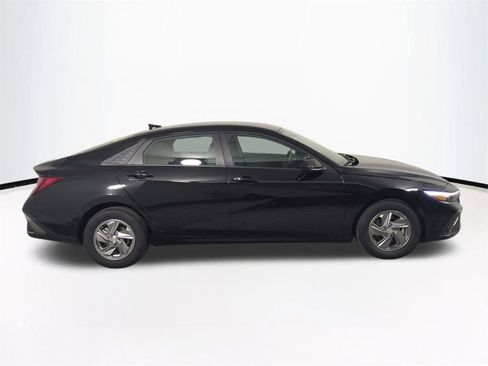Used 2025 Hyundai Elantra SE FWD image 4