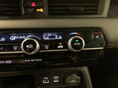 Used 2025 Honda Pilot Sport image 32
